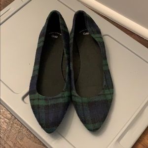 NEW Gap green flannel flats in size 6